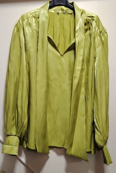 Venčanice i aksesoari: Ženska bluza u maslinasto zelenoj boji, sa efektnim sjajem. Model je — 2
