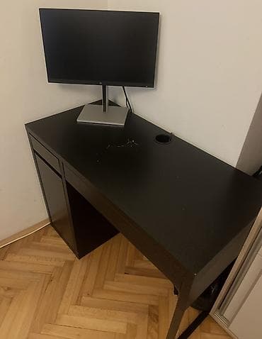 jysk ormari za hodnik: Ikea MICKE radni sto, crnosmeđa boja. Dimenzije: 105 × 50 cm. - — 2