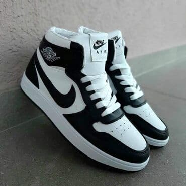 bele patike i odelo: Patike — 4