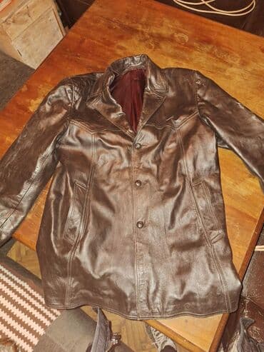 Kožna muška jakna, klasičan kroj do kukova. - Materijal: prirodna