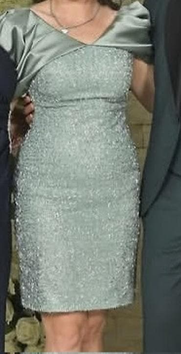 Elegantna koktel/večernja haljina u pastelno zelenoj (menta) nijansi