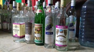 posuda za puter: Staklene flase vinjaka rakije koliko god vam treba cena 30din pitajte — 1