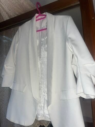 Women's Clothing: Elegantni beli ženski blejzer - Klasičan, otvoren kroj bez kopčanja - — 1
