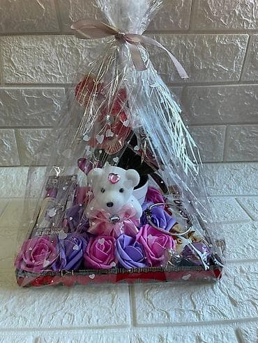 Sobne biljke: Poklon set – dekorativne korpe sa ružama, slatkišima i detaljima za — 3