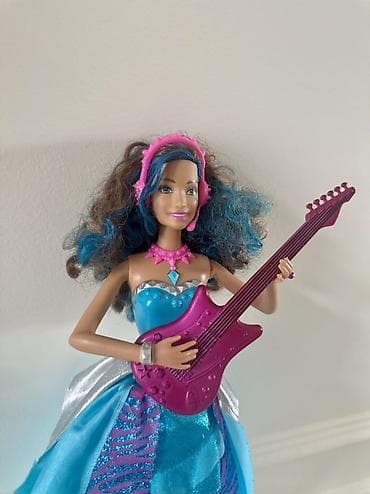 ikea igracke za decu: Barbie lutka Pop zvezda sa gitarom Rock n Royals Erika Na baterije — 1