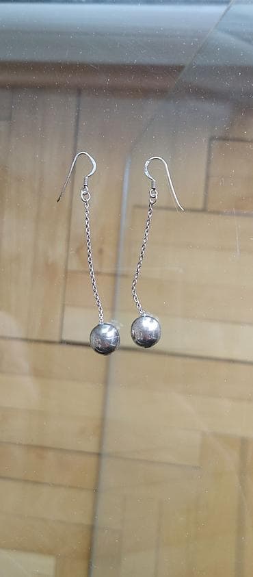 Wallets: Duge viseće minđuše od metala u srebrnoj boji. Dizajn čine tanke — 1