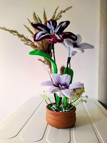 Sweatpants: Ručni aranžmani od plišanih žičica u saksiji - Dekorativni cvetni — 2