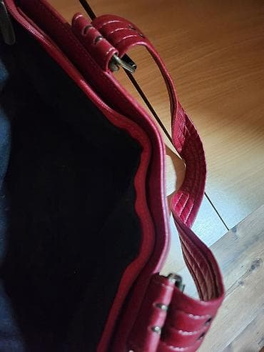 postava za torbe: Ženska torba – bordo/crvena, šira “hobo/shoulder” forma. - Materijal — 4