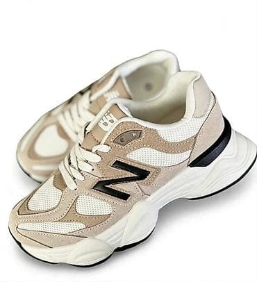clark obuca: New Balance patike u modernom lifestyle / chunky dizajnu. Model je u — 1