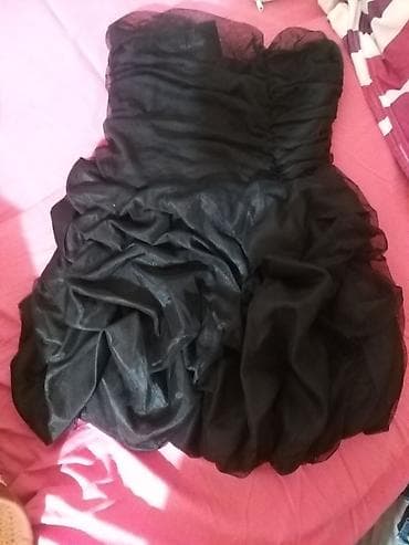 marama preko haljine: Kratka crna koktel/večernja haljina bez bretela. Model sa srcolikim — 2