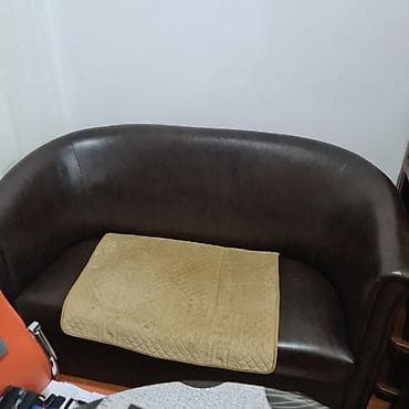 ikea ormari za sobe: Dvosede kožna sofa – tamno braon, klasičnog “club”/kofa dizajna sa — 2