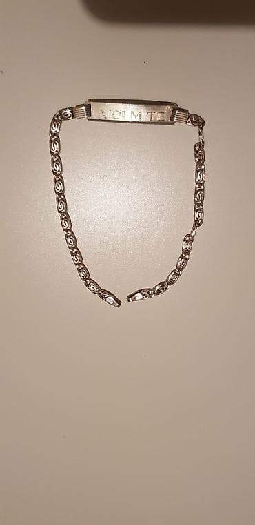 Srebrna identifikaciona narukvica od belog metala sa ukrasnim lancem