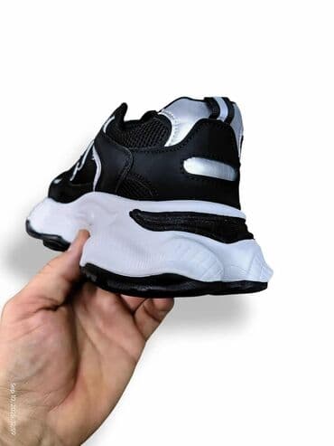 Patike – sportski modeli - Crno‑bele patike sa debljim đonom i