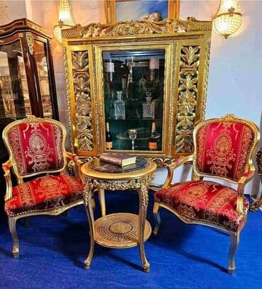 Stilske garniture: Komplet nameštaja u zlatnoj boji, koji uključuje dve fotelje sa