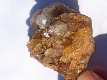 Kristali i minerali: Prirodni mineralni uzorak sa grubom, nepravilnom formom. Odlikuje se