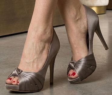 Elegantne ženske salonke sa visokom štiklom i otvorenim prstima