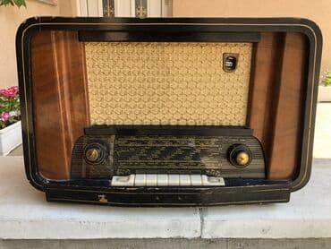 citizen eco drive radio controlled: Starinski radio prijemnik sa kućištem od drveta, dizajniran da se — 3