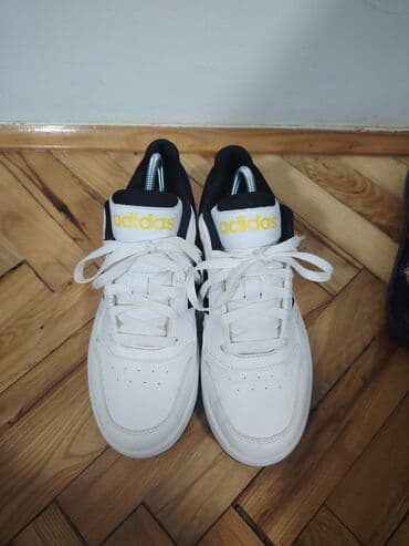 slauf za bebe od 6 meseci: Adidas patike – nizak model, bele sa crnim detaljima i žutim — 1