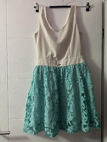 Haljina bez rukava, gornji deo krem boje sa V-izrezom napred i nazad