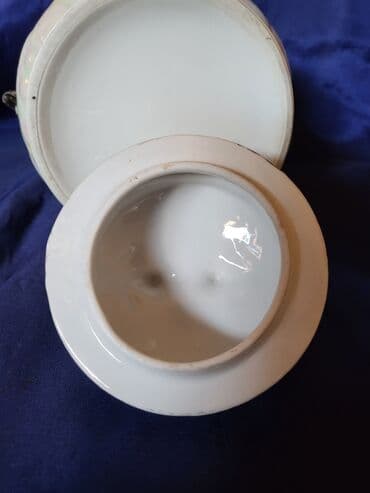 zemljane posude: Bombonijera 1914 do 1918g. porcelan,sedef glazura. Bombonijera je — 13