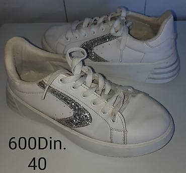 Flat shoes: Crne sportske patike sa belim detaljima i debljim đonom. - Veličina — 3