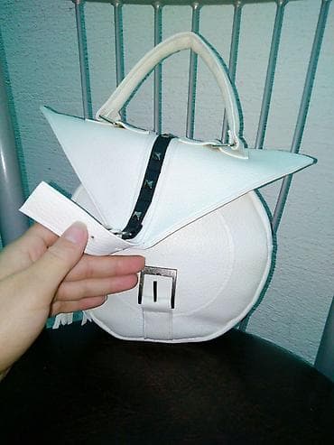 satovi ženski: Unikatna ženska torba – okruglog oblika, u beloj boji sa teksturom — 2