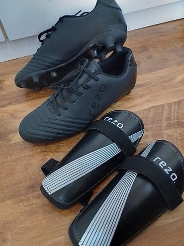 Sport i razonoda: Kopacke broj 42 i stitnici su u perfektnom stanju, doneseni su iz — 10