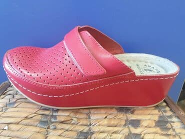 crocs zenske klompe: Kozne anatomske klompe 
Cena 3950 din 36-41 — 9