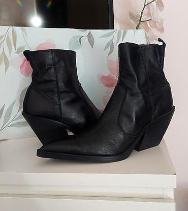 Crne ženske kožne čizme sa špicastim vrhom i blok potpeticom u