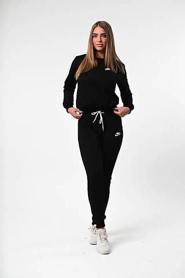 Ženski Nike komplet trenerke – gornji deo i donji deo u crnoj boji - na lalafo.rs Ženski Nike komplet trenerke – gornji deo i donji deo u crnoj boji -