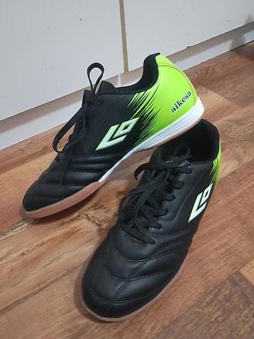 Patike za fudbal broj 42 su u odlicnom stanju sa veoma sitnim na lalafo.rs Patike za fudbal broj 42 su u odlicnom stanju sa veoma sitnim