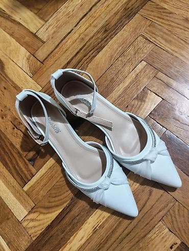 duze teksas jakne: Elegantne bele cipele sa niskom blok potpeticom i kaišem oko članka — 3