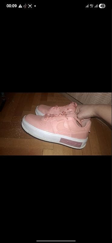 obuca bata novi sad: Ženske patike u pastelno roze boji, inspirisane klasičnim košarkaškim — 1