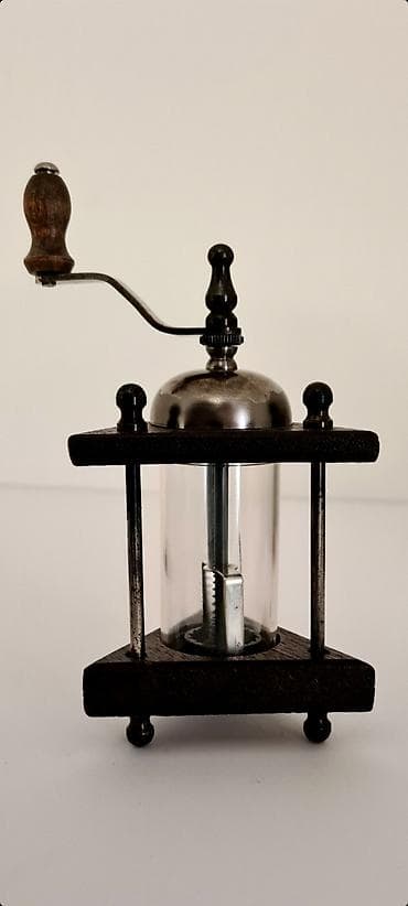 kuhinjski element sa sudoperom: - Prodajem stari iz srednjeg veka, francuski ručni mlin za biber. - — 1