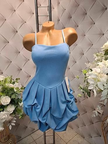 Haljine: Koktel haljina sa tankim bretelicama i skulpturalnom suknjom - Model — 4