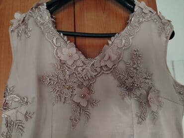 zara haljine nova kolekcija: Elegantna svečana haljina bez rukava u puderasto‑bež nijansi. - Kroj — 3