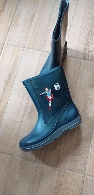 Milami čizme za dečaka.Boja-teget. Livene zajedno sa djonom, nisu