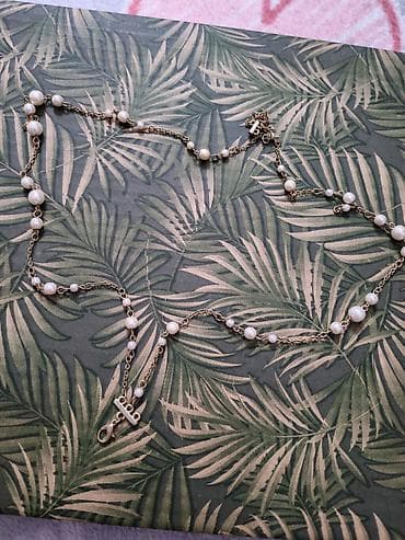 Ogrlica sa biserima i metalnim detaljima - Elegantna ogrlica sa