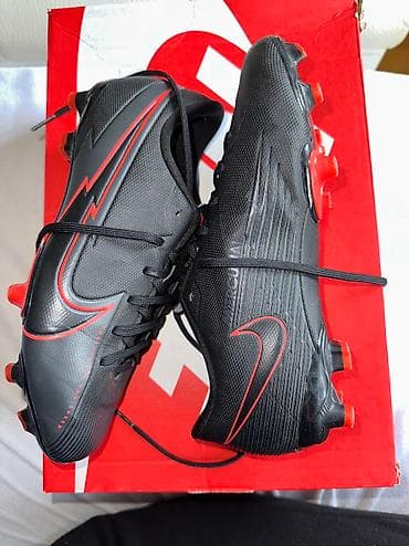 Kopacke Nike. Koristene par puta na unutrasnjem terenu za fudbal. Broj