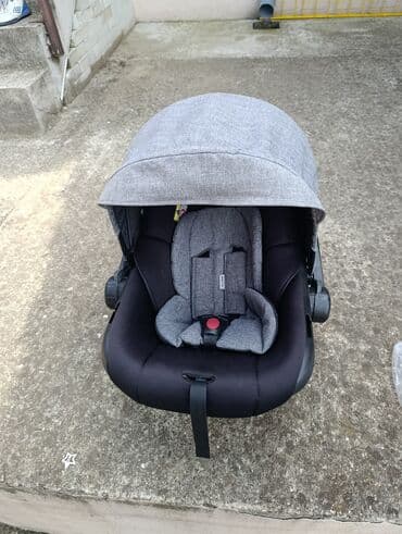karirane sive pantalone: Auto-sedište za bebe u crnoj boji sa sivim jastučićima i tendom — 1