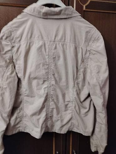 helanke m: Ženska jakna bež boje, klasičnog kroja sa reverima. Jakna ima dva — 2