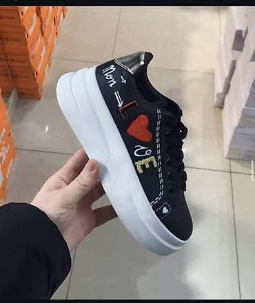 stikle sa malom petom: Crne patike sa platformom i dekorativnim motivima “LOVE”. - Gornjište — 1