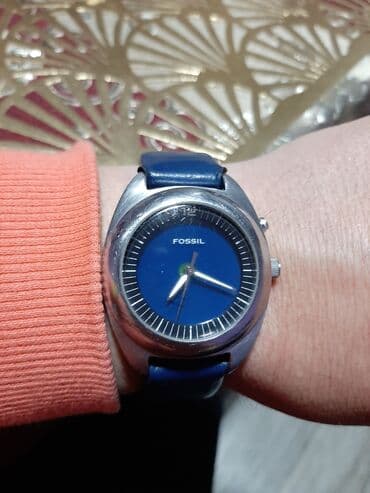 Fosil bluje ispravan stanje sata vidi se na slikama,sat menja boju u