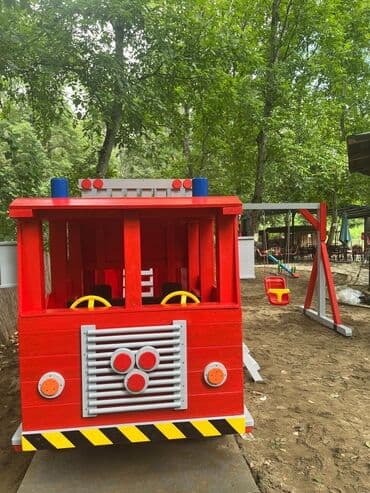 pametni sat sa sim karticom za decu: Drvena konstrukcija za igru u obliku vatrogasnog kamiona, dizajnirana — 3