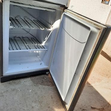 vacuum robot: Indesit kombinovani frižider-zamrzivač, model BIAA 13P, inox/srebrna — 2