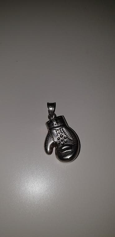 nakit od rozenkvarca: Privezak u obliku bokserske rukavice.Materijal:metal u srebrnoj boji - — 2