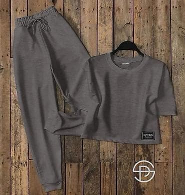 Gornji i donji deo: Ženski komplet trenerke – crop majica i donji deo - Model: dvoječni — 2