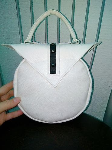 satovi ženski: Unikatna ženska torba – okruglog oblika, u beloj boji sa teksturom — 4