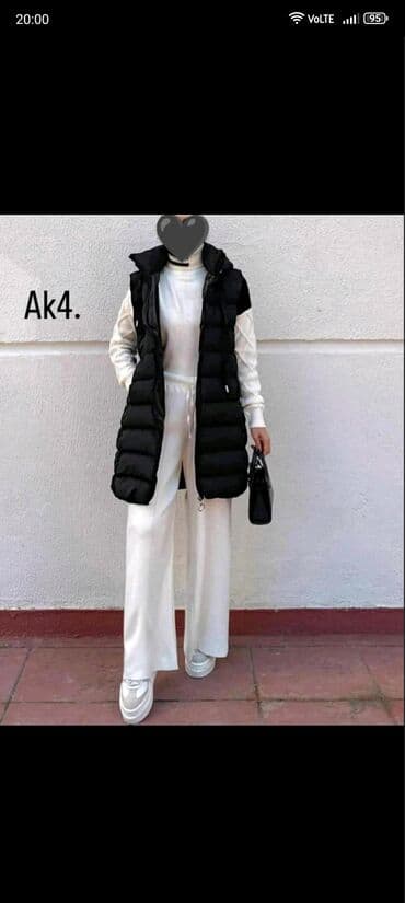 Kape i aksesoari: Duga crna ženska pufnast prsluk-jakna sa kapuljačom. - Model: Ak4 - — 2