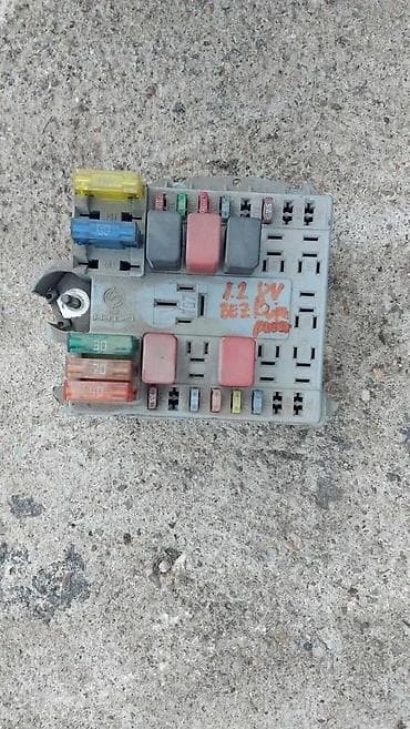 spaneri za vezivanje auta: FIAT PUNTO 3 1.2 KUTIJA OSIGURACA ISPOD HAUBE | Skinut sa punta 3 — 2